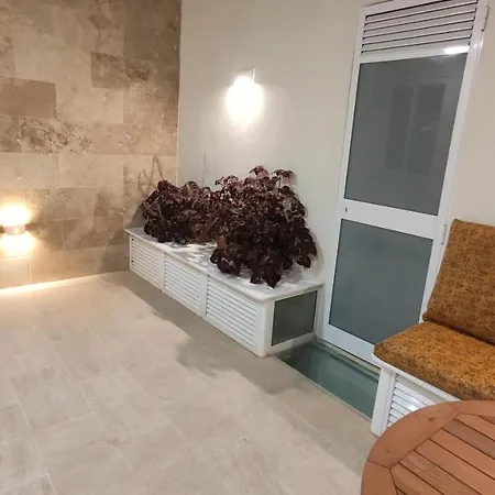 Daire Aquamarine Sea Front - Elevated Ground Floor With Balcony And Yard