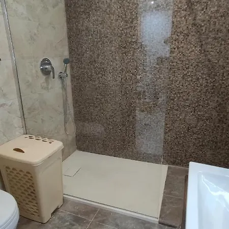 דירה Aquamarine Sea Front - Elevated Ground Floor With Balcony And Yard