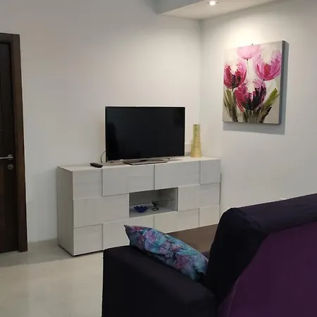 Aquamarine Sea Front - Elevated Ground Floor With Balcony And Yard