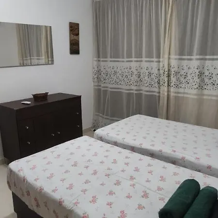 Aquamarine Sea Front - Elevated Ground Floor With Balcony And Yard * מרססקלה