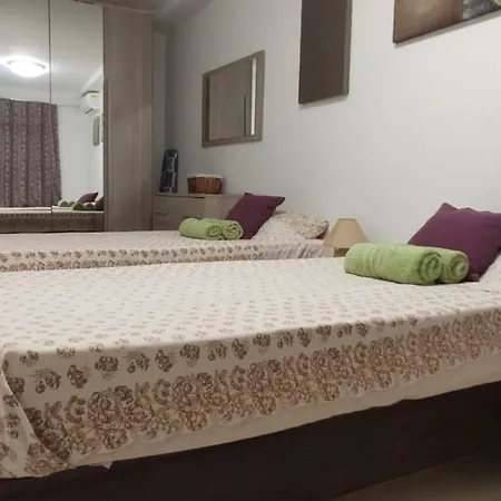 Apartman Aquamarine Sea Front - Elevated Ground Floor With Balcony And Yard