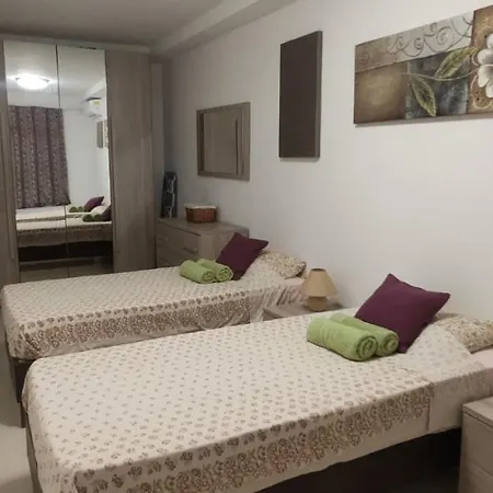 Aquamarine Sea Front - Elevated Ground Floor With Balcony And Yard *