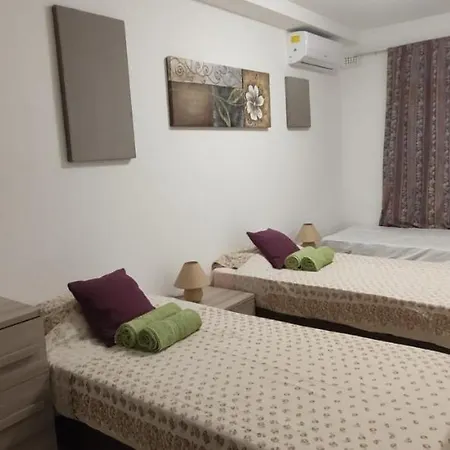 Aquamarine Sea Front - Elevated Ground Floor With Balcony And Yard מרססקלה