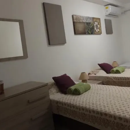 דירה Aquamarine Sea Front - Elevated Ground Floor With Balcony And Yard