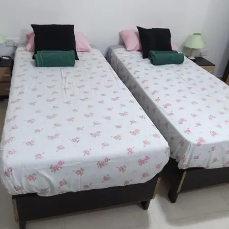 דירה Aquamarine Sea Front - Elevated Ground Floor With Balcony And Yard *